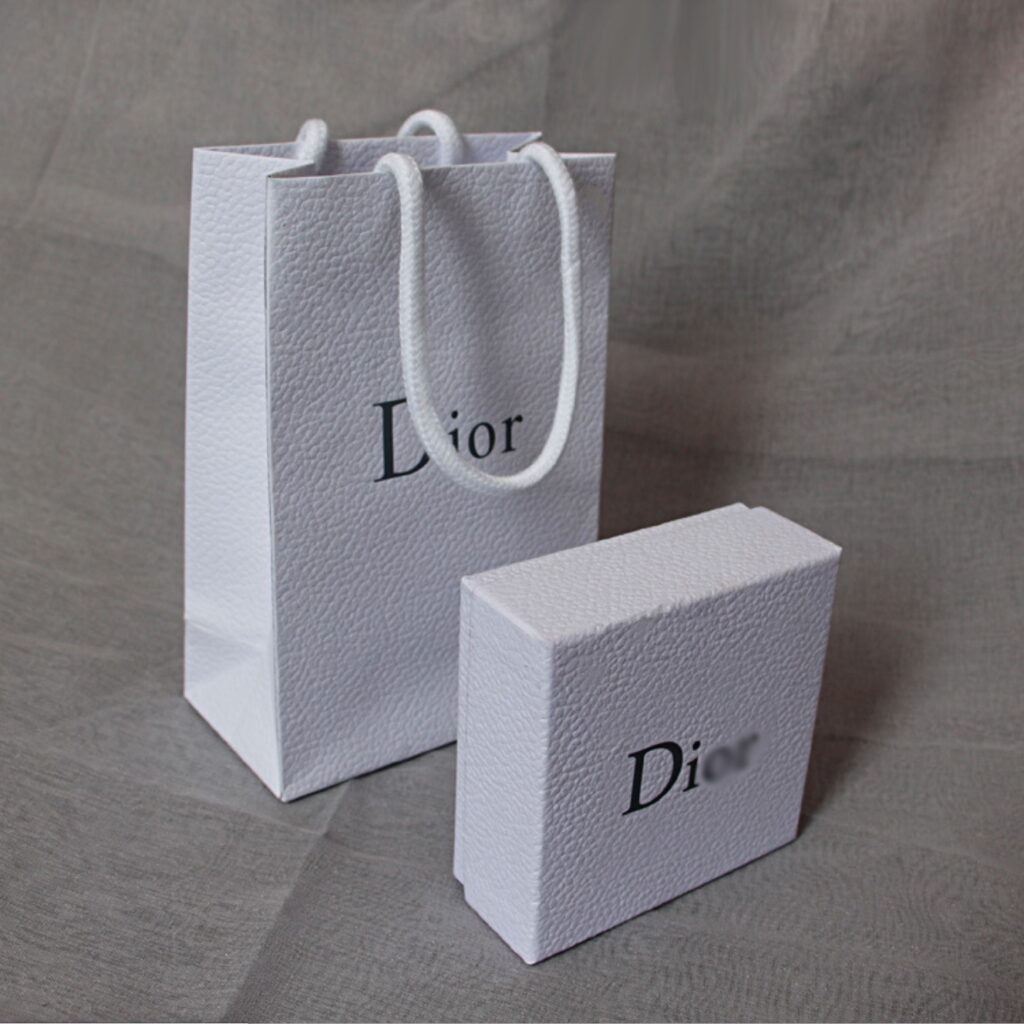 Do xmas lighted gift boxes come with customizable inserts for different products?